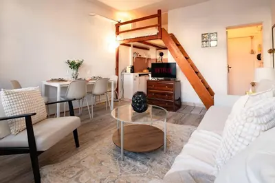 Télévision ou salle de divertissement dans l'établissement Cozy Parisian Studio Montorgueil
