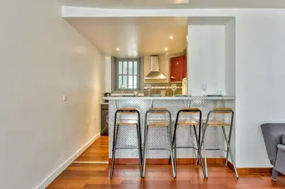 Cuisine ou kitchenette dans l'établissement Charming Parisian Retreat in the Heart of the City