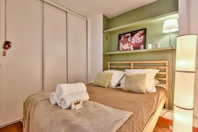 Un ou plusieurs lits dans un hébergement de l'établissement Charming Parisian Retreat in the Heart of the City