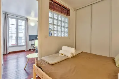 Un ou plusieurs lits dans un hébergement de l'établissement Charming Parisian Retreat in the Heart of the City