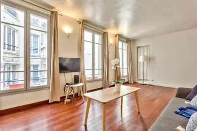 Télévision ou salle de divertissement dans l'établissement Charming Parisian Retreat in the Heart of the City