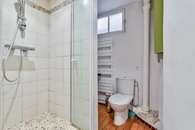 Salle de bains dans l'établissement Charming Parisian Retreat in the Heart of the City