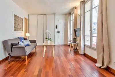 Coin salon dans l'établissement Charming Parisian Retreat in the Heart of the City