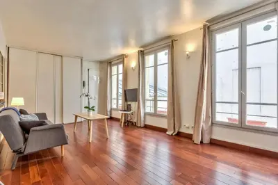 Télévision ou salle de divertissement dans l'établissement Charming Parisian Retreat in the Heart of the City