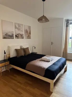 Un ou plusieurs lits dans un hébergement de l'établissement Large apartment for 10 people Saint Fargeau