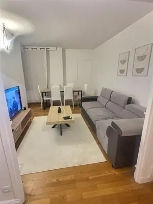 Coin salon dans l'établissement Large apartment for 10 people Saint Fargeau