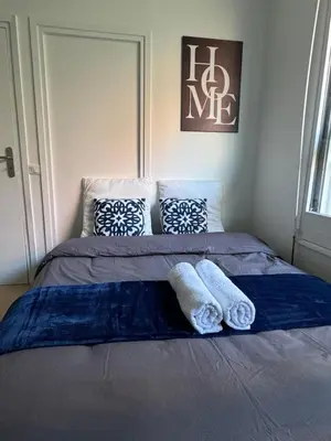 Un ou plusieurs lits dans un hébergement de l'établissement Large apartment for 10 people Saint Fargeau