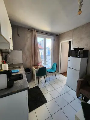 Cuisine ou kitchenette dans l'établissement Quiet Cosy Apartment near Montmartre - Paris