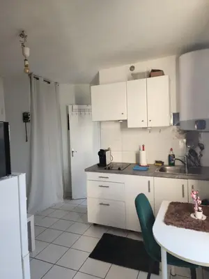 Cuisine ou kitchenette dans l'établissement Quiet Cosy Apartment near Montmartre - Paris