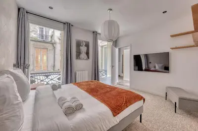Un ou plusieurs lits dans un hébergement de l'établissement Charming two-room apartment with terrace in Saint-Germain-des-Prés