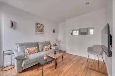 Télévision ou salle de divertissement dans l'établissement Charming two-room apartment with terrace in Saint-Germain-des-Prés