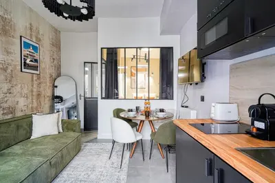 Cuisine ou kitchenette dans l'établissement Charming Parisian loft for 2 to 4 people