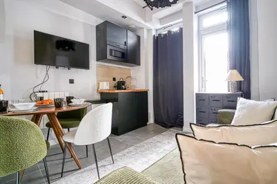 Télévision ou salle de divertissement dans l'établissement Charming Parisian loft for 2 to 4 people