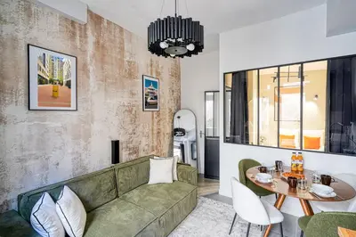 Coin salon dans l'établissement Charming Parisian loft for 2 to 4 people