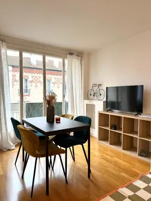 Télévision ou salle de divertissement dans l'établissement Appartement familial 2 chambres avec balcon