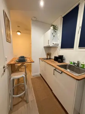 Cuisine ou kitchenette dans l'établissement Studio one street away from the Marais!