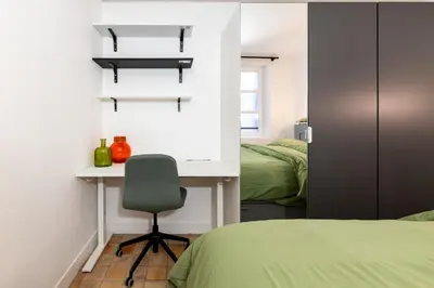 Un ou plusieurs lits dans un hébergement de l'établissement Bright Modern Vintage Renovated Flat In Le Marais