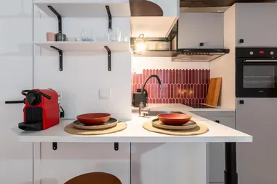 Cuisine ou kitchenette dans l'établissement Bright Modern Vintage Renovated Flat In Le Marais