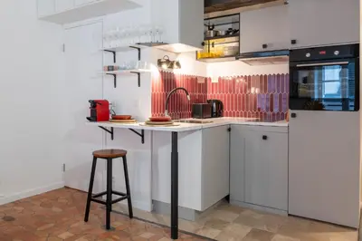 Cuisine ou kitchenette dans l'établissement Bright Modern Vintage Renovated Flat In Le Marais