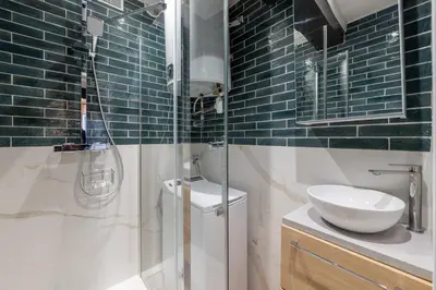 Salle de bains dans l'établissement Bright Modern Vintage Renovated Flat In Le Marais