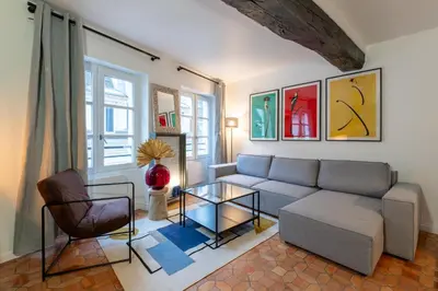 Coin salon dans l'établissement Bright Modern Vintage Renovated Flat In Le Marais