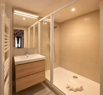 Salle de bains dans l'établissement Charming property - Notre Dame Cathedral