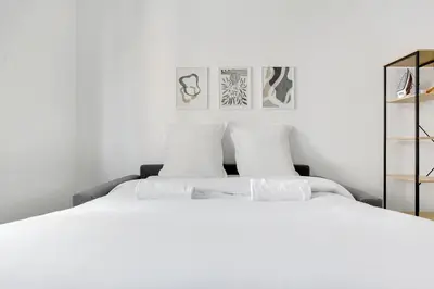 Un ou plusieurs lits dans un hébergement de l'établissement Cozy & equipped apartment 5 min from the metro