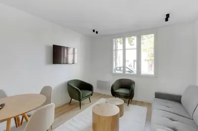 Télévision ou salle de divertissement dans l'établissement Cozy & equipped apartment 5 min from the metro
