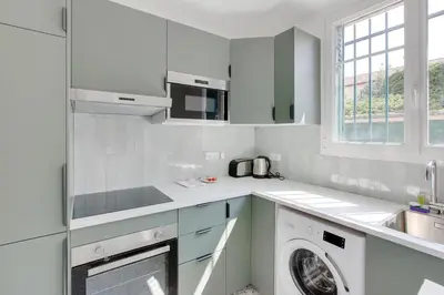 Cuisine ou kitchenette dans l'établissement Cozy & equipped apartment 5 min from the metro