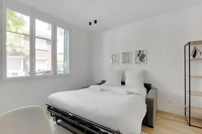 Un ou plusieurs lits dans un hébergement de l'établissement Cozy & equipped apartment 5 min from the metro