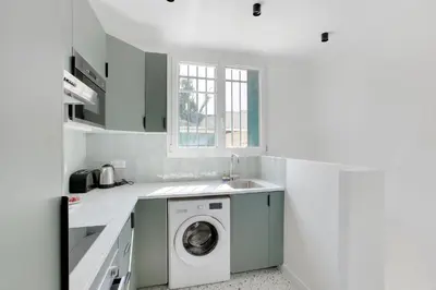 Cuisine ou kitchenette dans l'établissement Cozy & equipped apartment 5 min from the metro