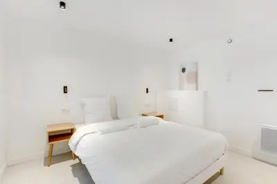 Un ou plusieurs lits dans un hébergement de l'établissement Cozy & equipped apartment 5 min from the metro