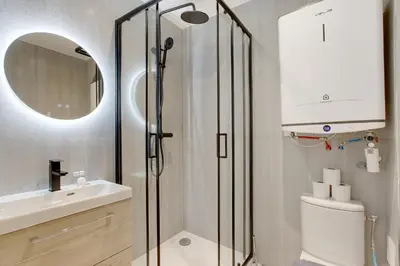 Salle de bains dans l'établissement Comfort in Saint-Ouen Air-conditioned apartment
