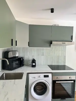 Cuisine ou kitchenette dans l'établissement Comfort in Saint-Ouen Air-conditioned apartment