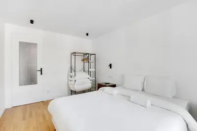 Un ou plusieurs lits dans un hébergement de l'établissement Comfort in Saint-Ouen Air-conditioned apartment