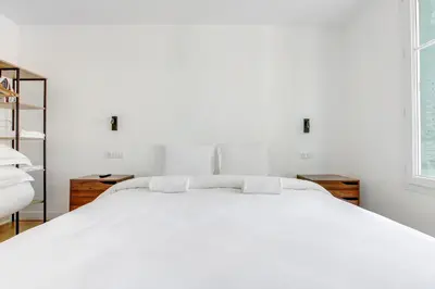 Un ou plusieurs lits dans un hébergement de l'établissement Comfort in Saint-Ouen Air-conditioned apartment