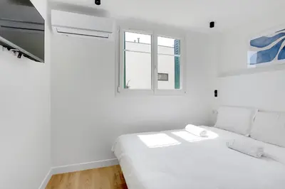 Un ou plusieurs lits dans un hébergement de l'établissement Comfort in Saint-Ouen Air-conditioned apartment
