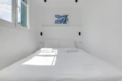 Un ou plusieurs lits dans un hébergement de l'établissement Comfort in Saint-Ouen Air-conditioned apartment