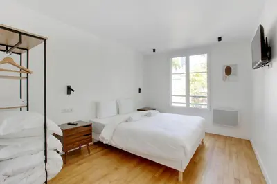 Un ou plusieurs lits dans un hébergement de l'établissement Cozy, bright and air-conditioned - close to Paris