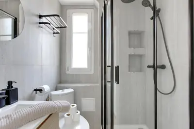 Salle de bains dans l'établissement Cozy, bright and air-conditioned - close to Paris