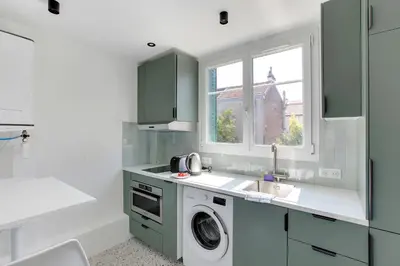 Cuisine ou kitchenette dans l'établissement Cozy, bright and air-conditioned - close to Paris