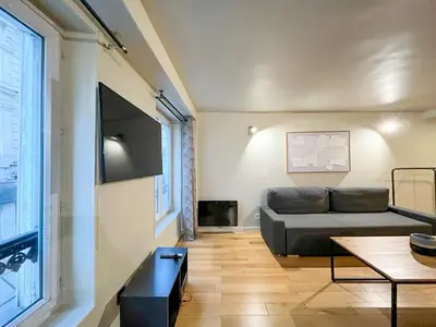 Télévision ou salle de divertissement dans l'établissement UrbanFlat 89 - 3 bedrooms Parisian Apartment
