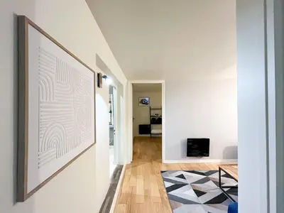 Télévision ou salle de divertissement dans l'établissement UrbanFlat 89 - 3 bedrooms Parisian Apartment