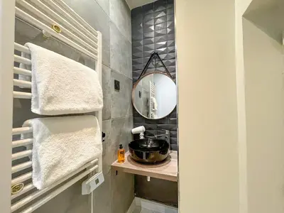 Un ou plusieurs lits dans un hébergement de l'établissement UrbanFlat 89 - 3 bedrooms Parisian Apartment