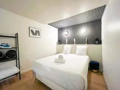Un ou plusieurs lits dans un hébergement de l'établissement UrbanFlat 89 - 3 bedrooms Parisian Apartment