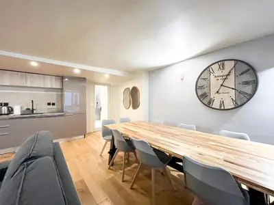 Cuisine ou kitchenette dans l'établissement UrbanFlat 89 - 3 bedrooms Parisian Apartment