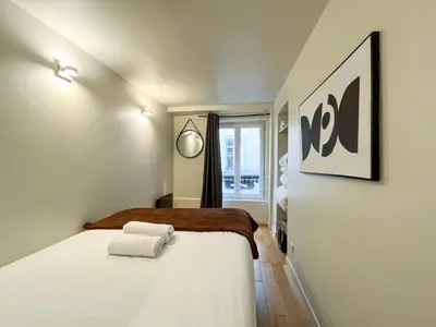 Un ou plusieurs lits dans un hébergement de l'établissement UrbanFlat 89 - 3 bedrooms Parisian Apartment