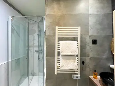 Salle de bains dans l'établissement UrbanFlat 89 - 3 bedrooms Parisian Apartment