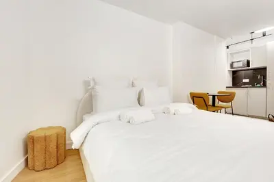 Un ou plusieurs lits dans un hébergement de l'établissement Cozy studio in the Bastille neighborhood