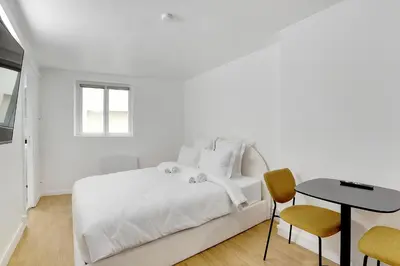 Un ou plusieurs lits dans un hébergement de l'établissement Cozy studio in the Bastille neighborhood